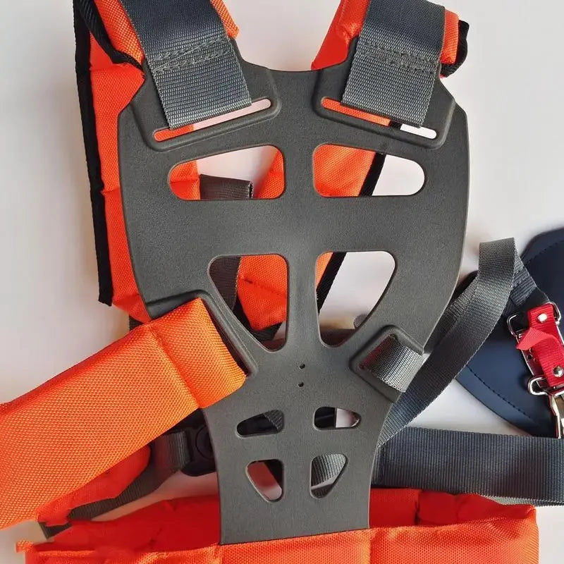 Detalle del espaldar rigido y de las correas acolchadas del arnes